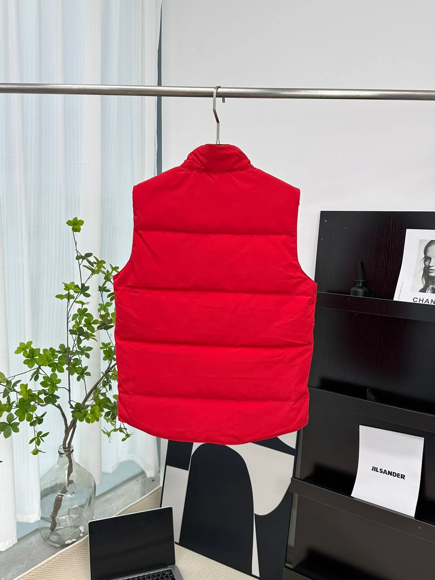 P380 [𝗖𝗮𝗻𝗮𝗱𝗲 𝗚𝗼𝗼𝘀𝗲] Canada Goose Couple Vest for Men and Women. 1⃣️Imported Behringer embroidery machine customized 10,000-needle embroidery logo 2⃣️Imported 18-count polyester-cotton blended original fabric 3⃣️Authentic official website synchronized with the new national standard 80% white duck down 4⃣️100% nylon nylon lining with double double-layer sealing design 5⃣️Yoshida YKK customers provide original factory customized electroplating sliders 6⃣️All auxiliary materials and hardware are disassembled and customized! 1:1 restore the official website Color: off-white, leather pink, bright red, sapphire blue, navy blue, black 𝗦𝗜𝗭𝗘:𝗫𝗦-𝗫𝗫𝗟